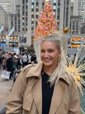 Everyone needs to see this at least once 🥰 it truly is so magical! If you go, definitely go during the day and at night 🎄✨ #rockefellercenter #rockefellerchristmastree #nyctiktok #newyorkcitychristmas #newyorkchristmas #newyork 