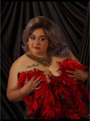 #Recuerdos #glamourpictures #antesydespues #makeup #fy #hairstyle #plumas #red #cute #hermosamodelo #photoshoot  #sesiondefotos #navidad #fyp #foryoupage #chicago #fotos #photography #fotografia #tgs #photographer #fotografo #fy 🙏🏽📸❤️