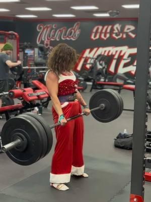 Christmas party- gym edition ✌🏼🎄 #liftmas #gymchristmas #boujee #santa #deadlift #grit #girlswholift 