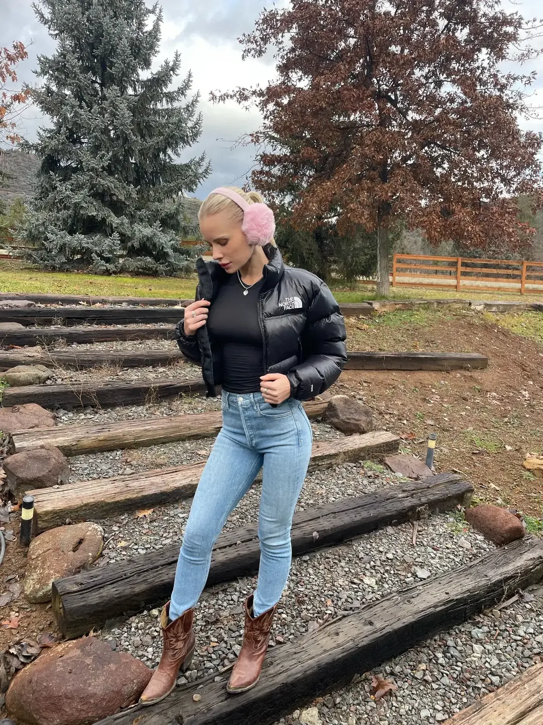 Puffer szn💕 #cold #coldweather #puffer #pufferjacket #countrygirl #cowboyboots #northface #holidaycountdown #merry #christmas #giftideas #gift #holiday #holidays #holidaytiktok #scandi #polishgirl 