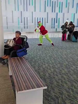 Busca a tus sobrinos en el aeropuerto vestido de Grinch y luego me lo agradecen. 😂  Ni ella ni sus padres lo sabían, me vieron de lejos y pensaron que era parte del aeropuerto hasta que vieron mi letrero #grinch #grinchmas #christmas #mco #mcoairport #orlabdo #florida #sobrino 