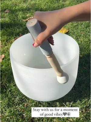 Let the soothing tones of this singing bowl wash over you, bringing harmony to your mind, body, and spirit🎼🎶🧘‍♀️ #soundhealing #soundbathhaven #soundtherapy #singingbowls #singingbowl #fyp #fy 