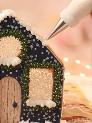 I filled the windows of this cookie cottage with Isomalt and sparkling sugar to give them a frosty look ❄️ Merry Christmas! 🎄 #royalicingcookies #christmascookies #gingerbreadhouse 