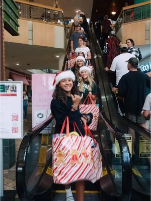 Every December, our Kokua Initiative takes part in a special tradition: a mini shopping adventure to pick out gifts for children in need in partnership with the Laulima Giving program  and @KHON2News with the hope of bringing a little extra joy to their Christmas. Big mahalo to our @HawaiiAthletics who helped us donate over 500 toys this year. 🎁 From our Waiākea 'Ohana to yours, Mele Kalikimaka, and Happy Holidays. #drinkwaiakea #gobows #hawaiifb #hawaiisoccer #hawaiivolleyball #hawaiiathletics #melekalikimaka 