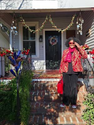 Annual appreciation post for Mom's Cottage Garden.  Holiday Edition!! #garden #wintergarden #cottagegarden #plantlady #mommydaughter #momshouse #gardendistrict #homefortheholidays #hibiscus #poinsettia #bottlebrush #monarchbutterfly 