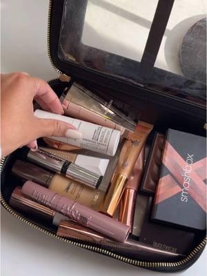 packing her up #makeupbag #travel #beauty #BeautyTok #packwithme #travelmakeup 