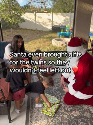 Merry Christmas Eve, everyone 🥰🎄🎁 #medicallycomplex #triplets #toddlers #christmaseve #Navidad #Christmas #nochebuena #santa #santavisit 