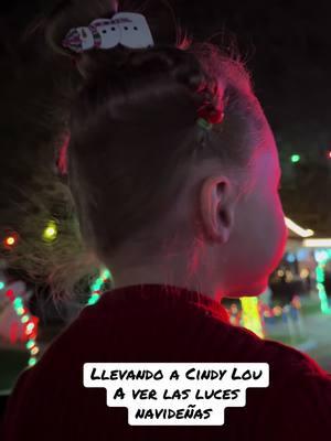 MagiaNavideña llevando a Cindy Lou  #LucesDeNavidad   #VibesFestivas #NavidadEnElVecindario #MomentosFelices #CreandoRecuerdos #EspírituNavideño #TradicionesNavideñas #LucesDelVecindario #EspectáculoDeLuces #AlegríaNavideña #TiempoEnFamilia #MomentosMágicos