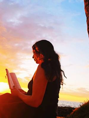 Reading in a Paradise of Colors #beachread #hawaiiansunset #hawaiisunset #beachreads #pagesbytheocean #BookTok #bookish #books #kailuakona #paradise #sunset 