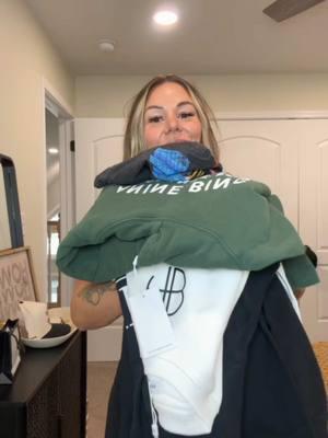 Merry Christmas Eve 🎄♥️ and quite possibly the worst transition I’ve ever done! 🤣🤣 I sized up in everything for an oversized fit. I’m wearing a medium in the t-shirt and a large in the sweatshirts. Everything is 🔗’d in my LTK account and also on my December Bougie Blog post (both are in my bio) #unboxingvideo #budgetbags #budgetfinds #unboxing #unboxingreel #bougie #bougieonabudget #budgetfriendly 