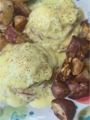 #christmaseve breakfast I made today! Just wanted to share since I was pretty proud of my #poachedegg 🥰 #delicious #foodtiktok #eggsbenedict #favorite #fyp #yummyfood 