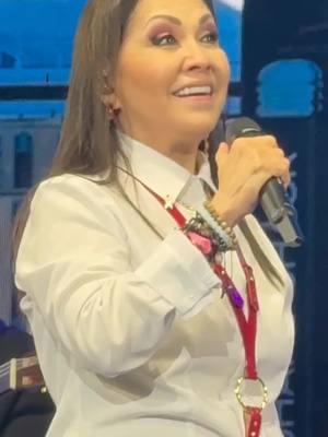 Tremendo Hit ✨️ 🎙" Simplemente Amigos" Ana Gabriel Un Deseo Más Tour 2024 #simplementeamigos  #anagabriel #undeseomastour2024 #anagabrielundeseomastour2024 