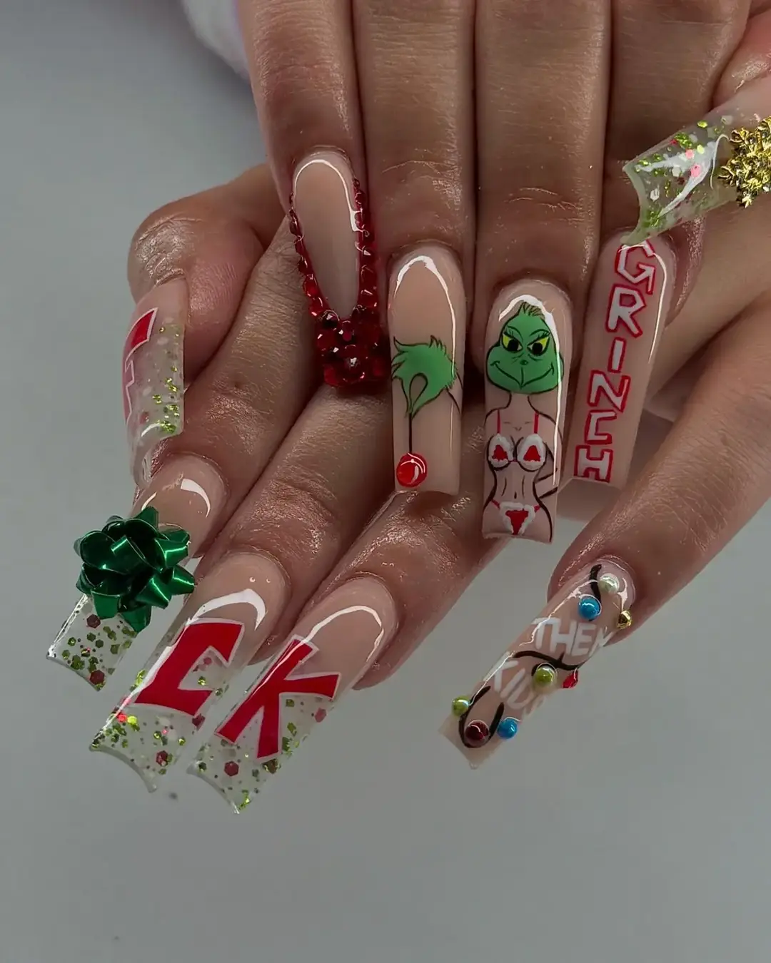 FREE STYLE QUEEN 🎄  - - - #christmasnails #grinch #christmasnailart #nailsfyp #nailsoftiktok #nailstoinspire #tiktoknails #tiktoknails 