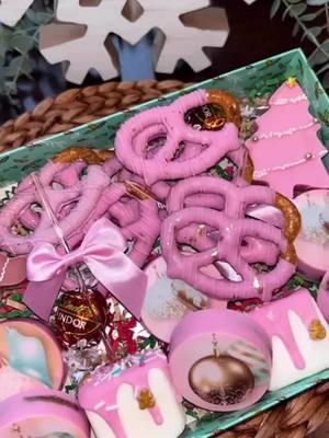 Feliz Navidad, Merry Christmas Eve🎄🩷 Merry Pinkmas Sampler Gift Box  • •  #chocolatecoveredoreos #chocolatecoveredricekrispietreats #Chocolatecoveredmarshmallows #chocolatecoveredpretzels #cookies #tistheseason #merrychristmas #merrypinkmas #selftaught #baker #treatmaker #homebakery #explorepage #fyp #foryoupage #supportsmallbusiness #smallbusinessowner #orlandobaker #instadaily #shoplocal #shopsmall #instateels 