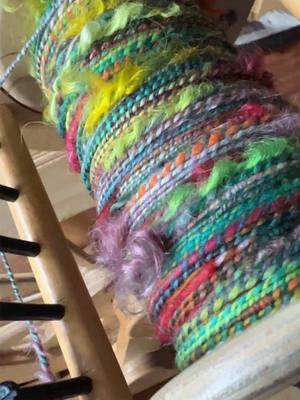 Happy Holidays- finally finished this locks and coils hand dyed and handspun beauty. #handdyedfiber #pnwfiberartist #fiberartist #spinningyarn #handspunyarn #handspinningyarn 