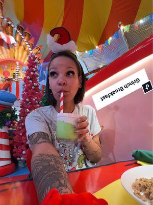 Whoville was such a vibe 🫶🏽💚 #breakfastwithgrinch #universalorlando #grinch #whoville #eatwithme #islandsofadventure 