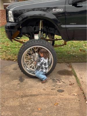 Cant wait till lil man is putting turbos on trucks with us💨@Ysayah Hernandez @skateking_2fitty #davoultmetalworks #libertyforged #dmw #powdercoating #liftedtruck #versatyre #truckbuild #f250 #6oh #trucktok #truck #powdercoat #prismaticpowders #prismaticpowders #powerstroke #jantzendavoult #ysayahhernandez #forgedwheels #f350 #texas #christmas 