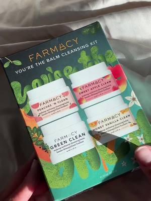 Treat yourself this holiday szn with Farmacy Beauty gift sets🍑💦 #treatyourself #lastminutegifts #greenclean #giftideas #holidaygifting #farmacygreenclean #skincaregiftsets #giftsetsforwomen #giftsetsformen