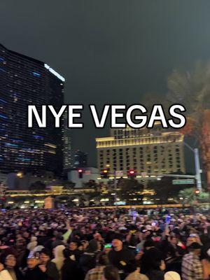 Shut down the entire stril to cars so everyone can walk on the roads. #lasvegas #nye #nye2025 #newyears #newyearseve #parati #viral #trending #foru 