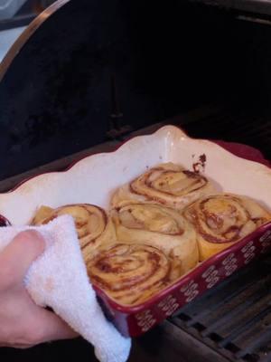 Here’s a Holiday “roll” model we can all learn from: Apple Pie Cinnamon Rolls will bring the fun back into hosting this Christmas season. 🎄 #holidays #applepierecipe #applepies #cinnamon roll #cinnamonroll #cinnamonrolls #cinnamonrollrecipe #breakfast #christmas #holidays #bbq #recteq