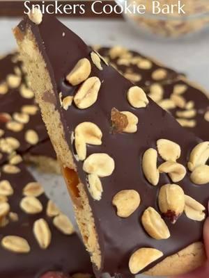 Snickers Cookie Bark. For the full recipe comment “snickers bar” and I’ll DM you the details! #snickers #snickerscookies #cookies #dessertbars #cookierecipe #EasyRecipe #christmasdesserts #partyfood #easydesserts #holidaybaking #chocolatechipcookies #CookieExchange 