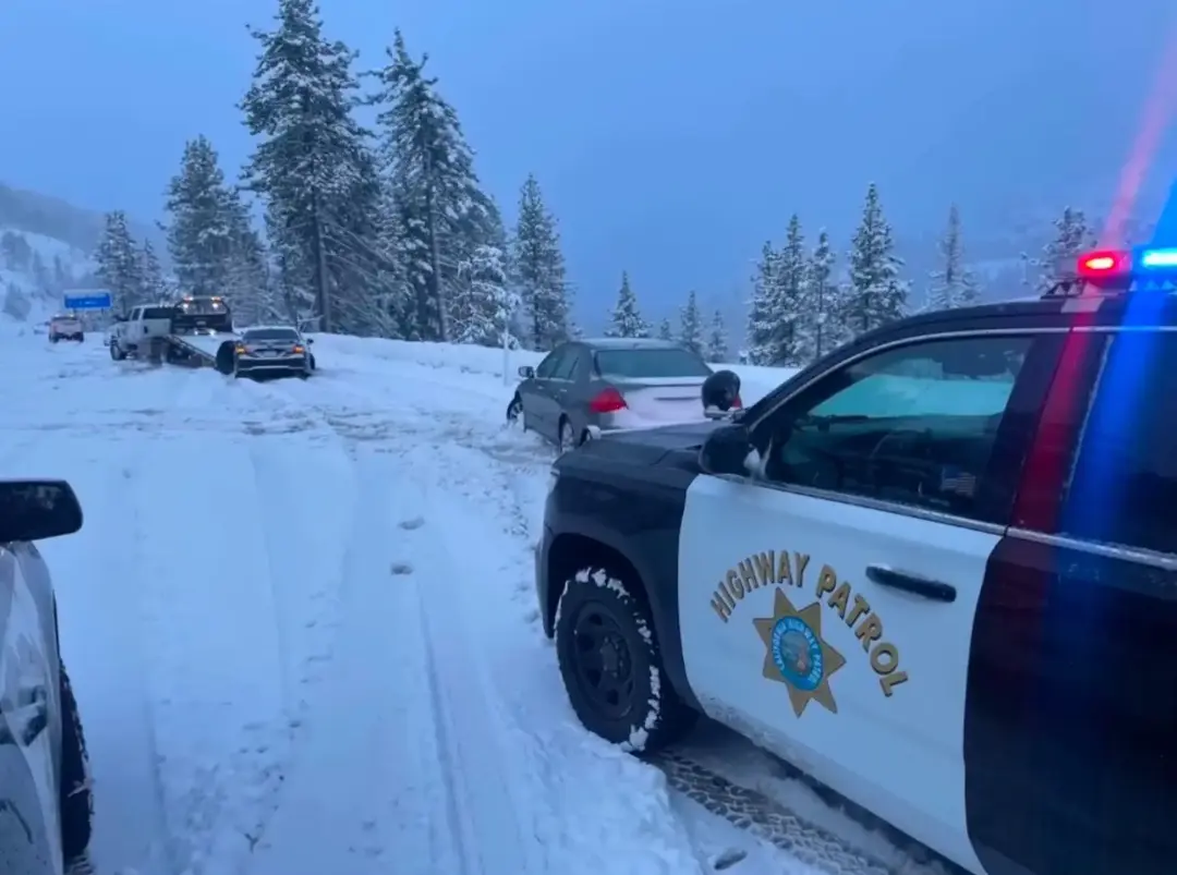 ❄️ Everyone wants a white Christmas until it’s time to do white Christmas things!❄️ Chain control is still in effect over Donner Summit, and conditions remain slick and snowy. If you’re planning to travel, make sure your vehicle is equipped for the conditions—chains or 4WD with snow tires are a must! Let’s all work together to make sure the holiday memories stay merry and bright, not stuck and sideways. #CHPTruckee #WhiteChristmas #DonnerSummit #ChainControl #DriveSafe #SnowDay #NoChainsNoGains #SnowPatrol