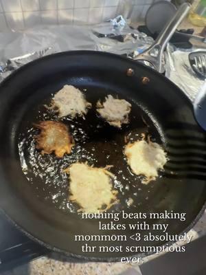 so delicious idk what she puts in this recipe but its addicting actually. #latkes #yummy #yummylatkes #latkesoftiktok #happyhanukkah #hannukahsong #hannukah2024 #yummy 