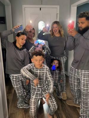 Christmas Eve vibes 🎄🤍✨ #trends #christmaseve #merrychristmas #dancing #familygoals #thekelleyfamily #fyp 