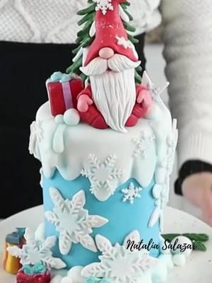 ☃️🥳¡En este pequeño tutorial te comparto cómo decorar esta torta con tema navideño! 😍 Utilicé 4 capas de mini torta de 10 cm de diámetro, rellené con ganache de chocolate y salsa de caramelo. Para la precobertura usé ganache, y para la cobertura, fondant. Decoré los detalles con fondant, modelé un divertido gnomo, coloqué regalos y un árbol de azúcar. ¡El resultado fue este! ¿Te gustó la idea? A mí me encantó compartirla contigo. Aprovecho para desearte una Feliz Navidad en familia 🎄 y agradecerte por tu apoyo. ❤️ 📌 Guarda este reel para inspirarte y compártelo con quienes amen la pastelería creativa. ¡Déjame tus  ideas en los comentarios! #NataliaSalazarPasteleriaCreativa #FondantCake #TortasNavideñas #ReposteriaCreativa #GanacheDeChocolate #DecoracionDeTortas 