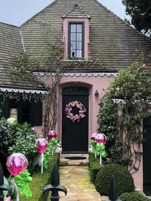 🏡 Christmas in Carmel-by-the-Sea 🏡 #christmascottage #carmelbythesea #fyp #pinkhouse #christmashome #carmelcottageclub #carmelcottages #fairytalehome #fairytalecottage 