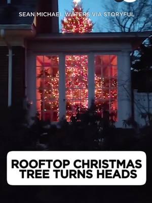 A house in #Connecticut went viral for its #holiday #decor after an #interiordesigner created an #illusion where the top of a #Christmas tree appeared to burst through the roof. 👀🎄