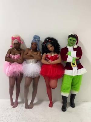 🎄🎁 Chillin wit my Who’s ✨ @allure simmons @notdarealmeee @the.only.ednalii  #thegrinch #grinchmas 