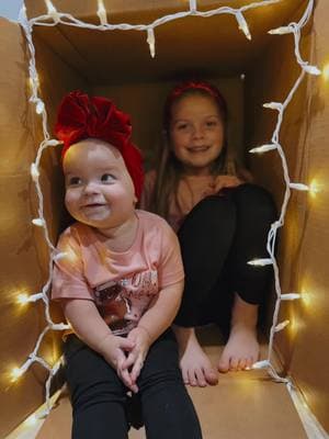 Merry Christmas from our babies ❤️🎄 #babysalem #addison #kisses #christmas #photoshoot 