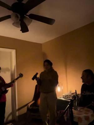 merry christmas we started a family band 🎅🏼✨💚💥 sis @Allie on the vox, music boyfriend adrian aiello on the lap steel, fathah in law michael aiello on the snare drum, deric berberabe on the rubiks cube, and me on the bass 😈  #merrychristmas #christmas #family #familytime #FamilyFun #bingcrosby #melekalikimaka 