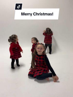 Merry Christmas from our family to yours / Feliz Navidad de parte nuestra familia #tiktok #christmastiktok #feliznavidad #merrychristmas #merrychristmas2024 #merrychristmas🎄 #tiktok #viral #bigfamily #triplets #trillizas #babychristmas 