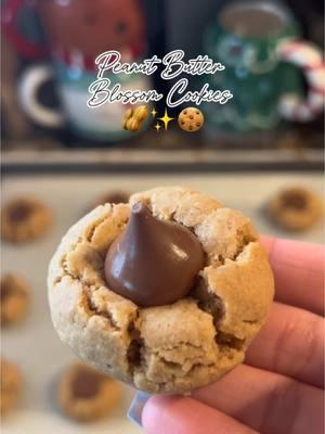 PB Blossom Cookies 🥜🍪⁣⁣⁣⁣⁣⁣⁣⁣⁣ ⁣⁣⁣⁣⁣⁣⁣⁣⁣ #galletas #cookies #peanutbutter #christmas #baking #christmasbaking #peanutbutterblossoms #hersheyskisses 