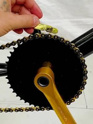 This is gow to install gold INSANE CHAIN links onto you BMX bike or Crusier bike@harvesterbmx_official @.insane.prod Chains#custombike #durothethird #bikebuilder #vintagebmx #oldschoolbmx @durothethird / 80s BMX / Art