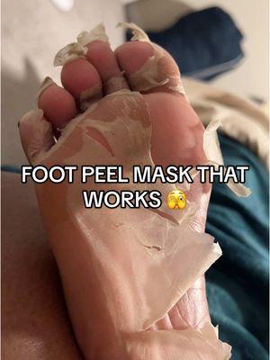 I know it’s gross but babyyyy I had to show yall🫣😂 #footpeelingmask #footpeel #fypシ #foryou #womenshealth #hygiene #softskin #peeloffmask 