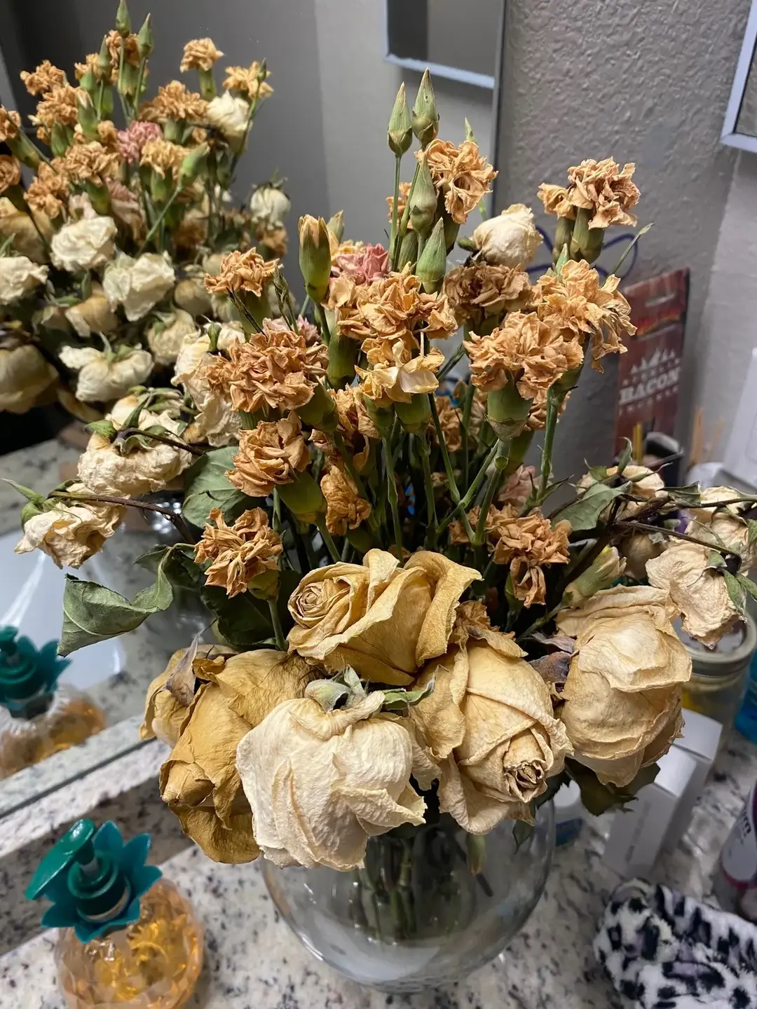 I absolutely love getting myself flowers, they make the bathroom look so nice and aesthetically pleasing to the eye. #freshflowers #icanbuymyselfflowers #rose #aesthetic #SelfCare 