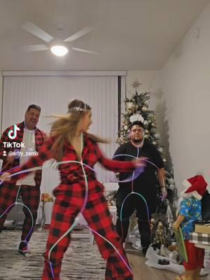 Como nos hemos reído haciendo esto 😂😂😂😂 #bailando #lucesdeneon #tik_tok #nochedenavidad #merrychristmas #natale #navidadentiktok #humor #vida  #reiresvivir #reir #jodedera #viral #friends #compartiendo los que quedamos despiertos!!! 