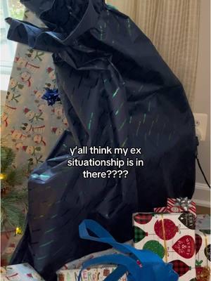 but why is the bag HUGE ??!!!?? #situationship #Relationship #relatable #biggift #amazon #presents #Wishlist #fyp #viralvideo #foryoupage 