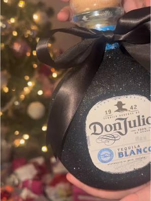 Santa Baby 🎅🏻💕✨ #custombottle #christmas #santababy #fy #xmas #don #donjulio #customdonjulio #glitter #glitterbottle #bedazzled #bedazzledbottle #donjuliotequila #tequila #actafoolio 