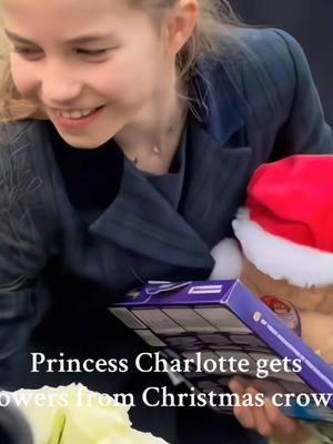 So sweet! ❤️💐🎅🏻#royalfamily #fyp #princesscharlotte #princessofwales #walesfamily #fyp #princewilliam #christmas #Wales #merrychristmas #sandringham #walk #viral         Video creds to: Justina Žukauskienė