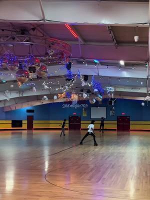 @snapcitykingsandqueens . . Location: Lanham Skate Center 9901 Lanham Severn Rd. Lanham, MD, 20706 . Rink: Lanham Skate Center * * #rollerskating #rollerskatingtricks #rollerskatingdaily #rollerskatinglife #rollerskatingfun #rollerskatingbeginner 