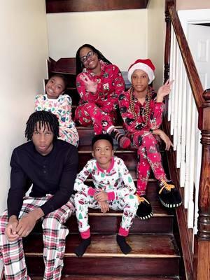 #HolidaySeason #Christmas2024 #MomsHouse #PajamaNight #FamilyTime Merry Christmas 🎄🎁Tik Tok Family