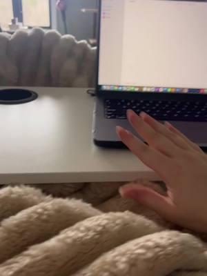 Highly recommend a desk like this if you work in bed a lot #flexispot #overbedtable #overbeddesk #adjustabledesk #rollingdesk #mademyyear #newyearnewaura #winterfinds #ttsstarcreator #toptierdecember #tiktokshopcreatorpicks #tiktokshopyearendsale 