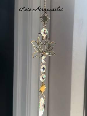 Loto Atrapasoles estoy enamorada 😍… #atrapasoles #atrapasol #suncatcher #suncatchers #espiritualidad #espiritismo #sol #sun #homedecor #spirituality #lotusvibes #lotus #spiritual #spiritualdecor #decoracion #olorun #lasdosaguas #flordeloto #energiapositiva #decreta #positivevibes #positiveenergy #boho #bohovibe #oshun #bovedaespiritual 