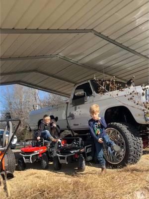 Merry Christmas! Had to show off the little brothers new rides and play some music on it for them😂 #fypageシ #cumminss #26x16 #40530r26 #kg1forged #furytires #longhorn1g #limitedlonghorn #patina #iloveyoudad 