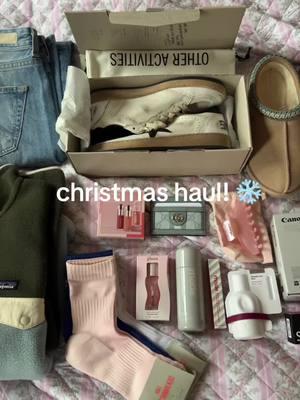 merry christmas everyone! i’m so very grateful for everything i got there’s year!! 🎄🎄🎄 #haul #christmas #christmastiktok #christmashaul #clothes #shoes #skincare #lips #ggdb #jeans #uggs #uggslippers #rhode #gucci #glossier #rarebeauty #canong7x #canoncamera #trending #fyp 