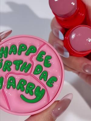 Already hit pan on your Happee Birthdae Harry Blush? 😳 Try refilling it with this handy depotting hack! 💡 Melt your cream blushes into the empty compact so you can still have a cute blush + mirror combo on the go 🎂💕 (ID:49036930) #blushtutorial#colorfulpalettes#viralblush#creamblush#howtoblush#harrypotterobsessed#harrypotteraddict#sheglam#sheglamnewcollection#makeupset#sheglamharrypotter#sheglamcruetlyfree#sheglamblush